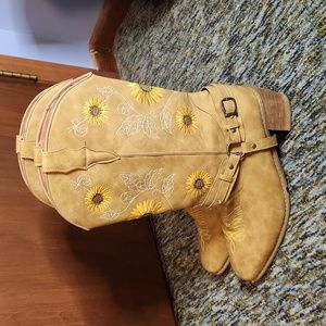 Sunflower 🌻 Cowboy boots size 11